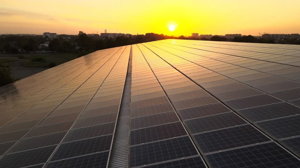 Panele fotowoltaiczne o zachodzie słońca