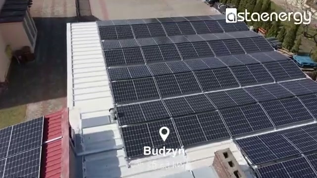 Panele PV na budynku firmowym w Budzyniu – ujęcie z góry.