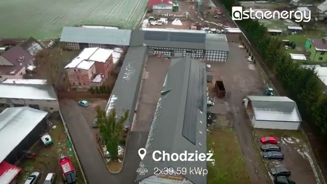 Dwie instalacje fotowoltaiczne na budynkach w Chodzieży – widok z lotu ptaka.