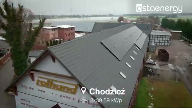 Panele fotowoltaiczne na dachu obiektu w Chodzieży.