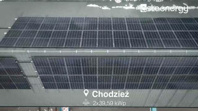 Szeroki układ modułów PV na dachach w Chodzieży.