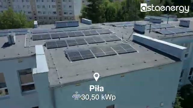 Moduły instalacji fotowoltaicznej 30,50 kWp na dachu w Pile.