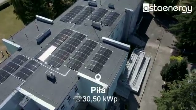 Instalacja PV na kilku częściach dachu obiektu w Pile.