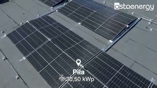 Szeroki widok instalacji fotowoltaicznej w Pile.