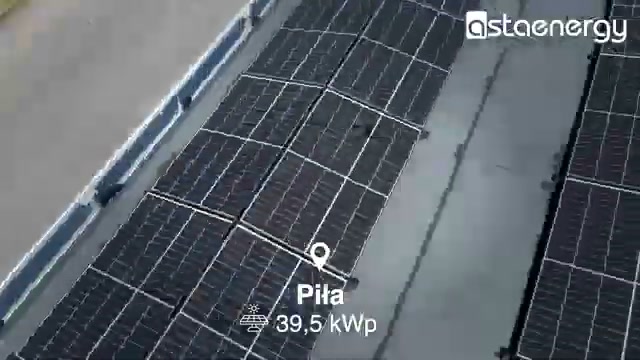 Rzędy modułów instalacji fotowoltaicznej 39,5 kWp w Pile.