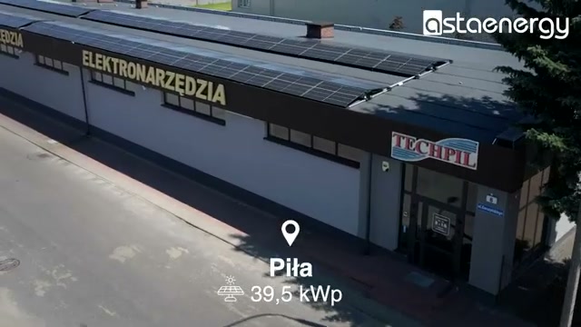 Instalacja fotowoltaiczna na dachu budynku w Pile – ujęcie z boku.