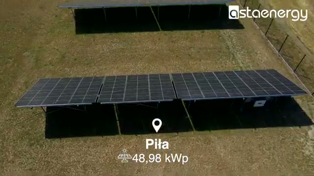 Rzędy paneli PV na konstrukcji naziemnej.