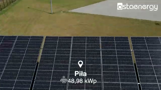 Moduły instalacji fotowoltaicznej w Pile – zbliżenie z drona.