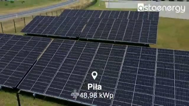 Szeroki widok naziemnej instalacji fotowoltaicznej 48,98 kWp.