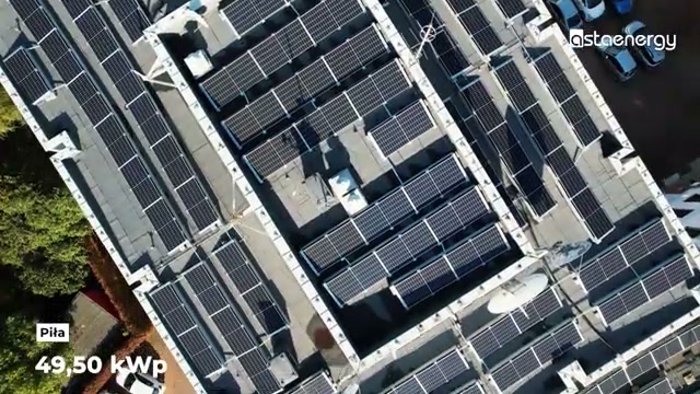 Moduły systemu PV na dachu – ujęcie z góry.