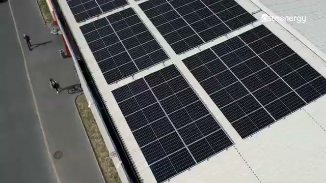 Instalacja 50 kWp na dachu centrum handlowego – widok z góry.