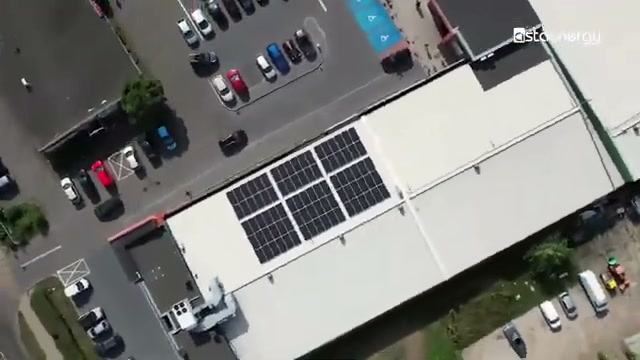 Panorama Galerii IBI w Pile z instalacją fotowoltaiczną.