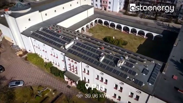 Instalacja PV 39,96 kWp na kościele w Pile – widok z drona.