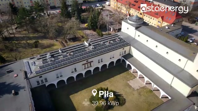 Panorama dachu kościoła z instalacją fotowoltaiczną.