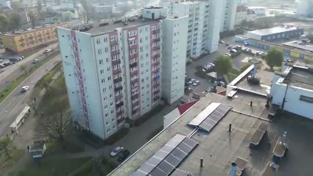 Instalacje fotowoltaiczne na pilskich wieżowcach – widok z drona.