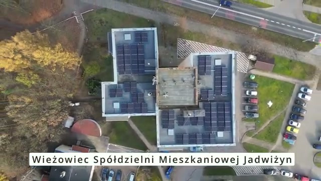 Panele fotowoltaiczne na dachu wieżowca w Pile.