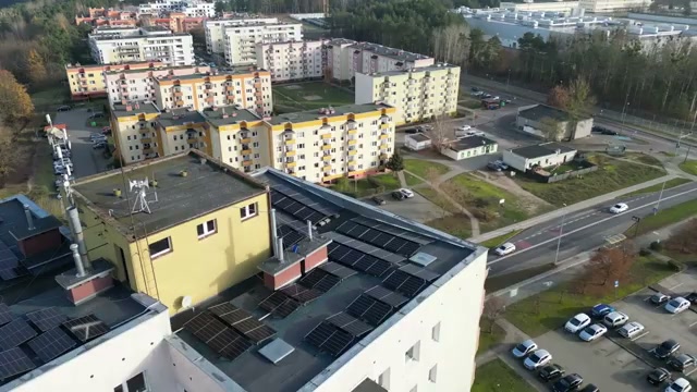 Budynki wielorodzinne w Pile z instalacjami PV na dachach.