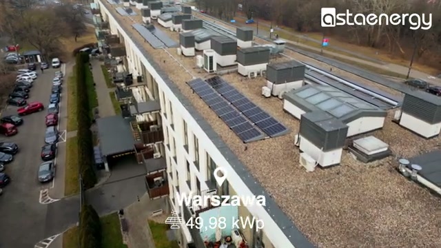 Instalacja PV na budynku wielorodzinnym w Warszawie – ujęcie z góry.