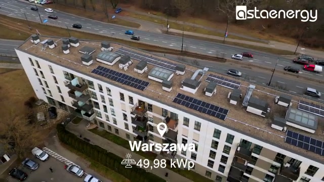 Panorama budynku wielorodzinnego z instalacją PV w Warszawie.